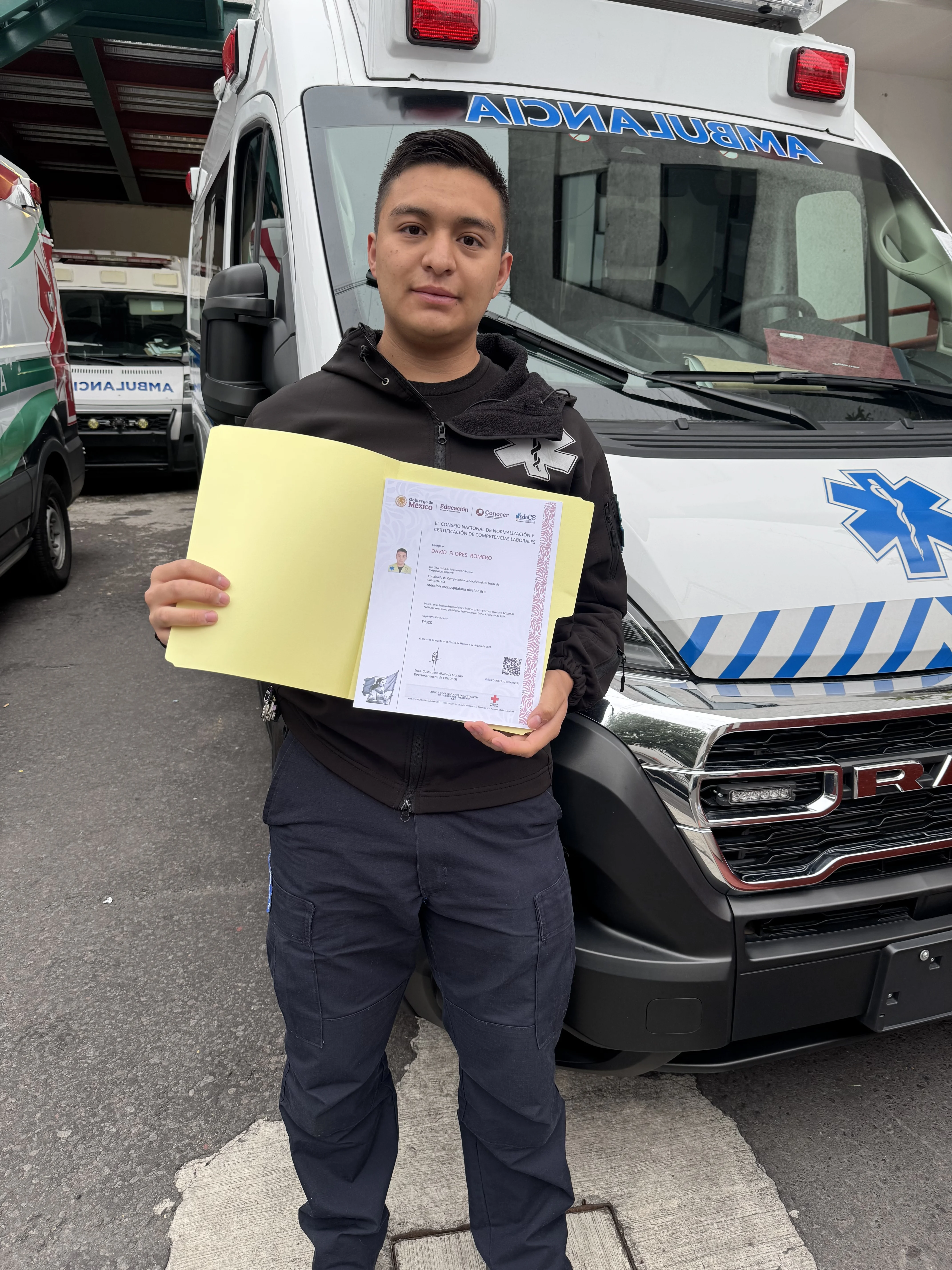 David Flores sosteniendo su certificado de paramédico